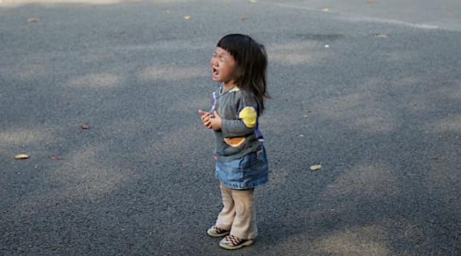 Люди потерявшие детей. Ребенок потерялся. Ребенок плачет на улице. Девочка плачет на улице. Ребенок один на улице.