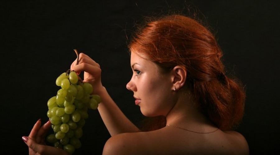 Девушка есть виноград. Фотосессия с виноградом. Девушка с виноградом. Фотосессия девушек с виноградом. Женщина с виноградом фотосессия.