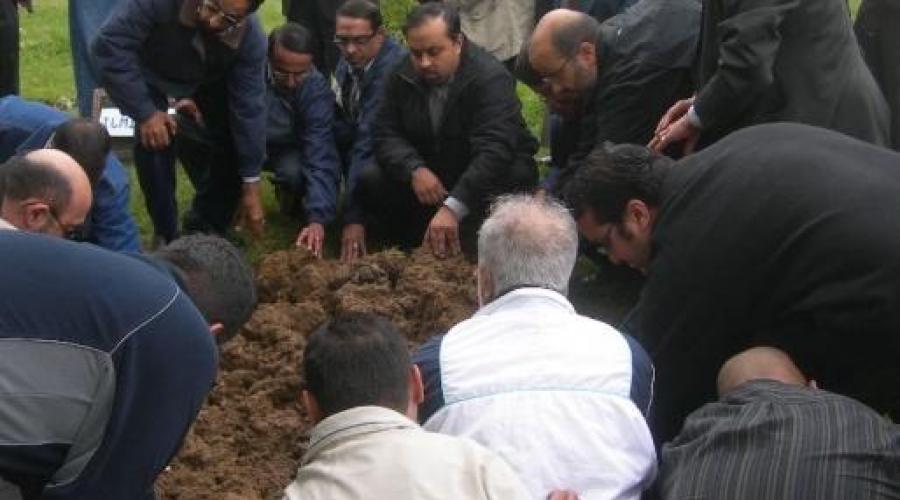 Похорони ислама. Похороны мусульман сидя. Погребение мусульман в могилу.