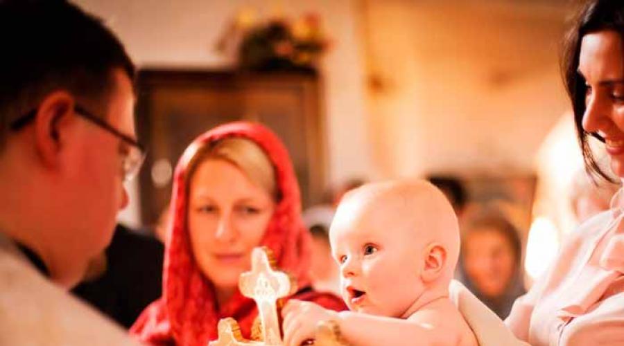 Быть крестной несколько раз. Крещение ребенка. Младенец в храме. Фотосессия крестин в храме.