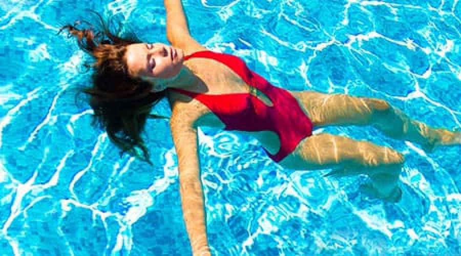 Девушка плывет в бассейне улыбка. Белинда мэйн в бассейне. Видеть во сне чистый бассейн. Снится купаться в бассейне. Сонник плавать во сне.