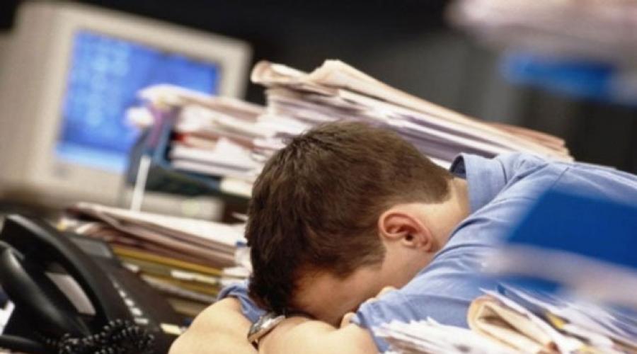 Обеденный сон. Сон час на работе. Мягкое пробуждение. Приснилась новая работа. Усталый человек за столом.